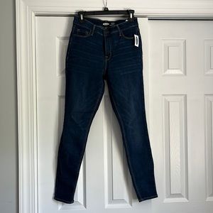 NEVER WORN SIZE 6 OLD NAVY JEANS